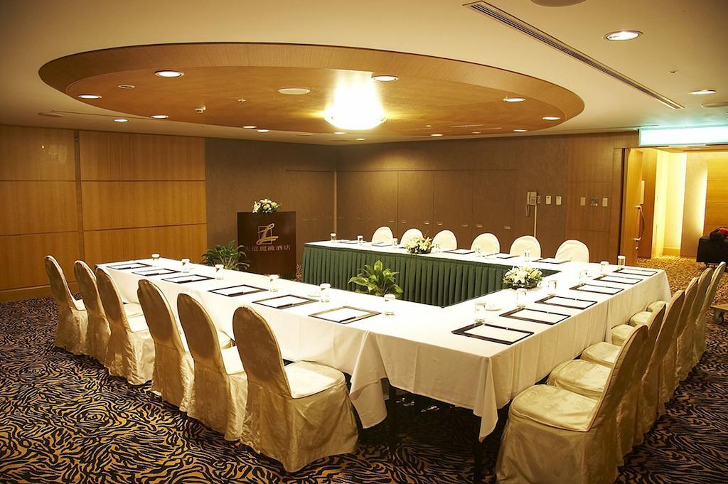 Tayih Landis Hotel Tainan Exterior photo A meeting room at a hotel