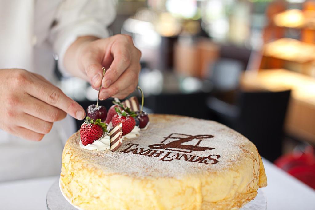 Tayih Landis Hotel Tainan Exterior photo A pastry chef decorating a cake