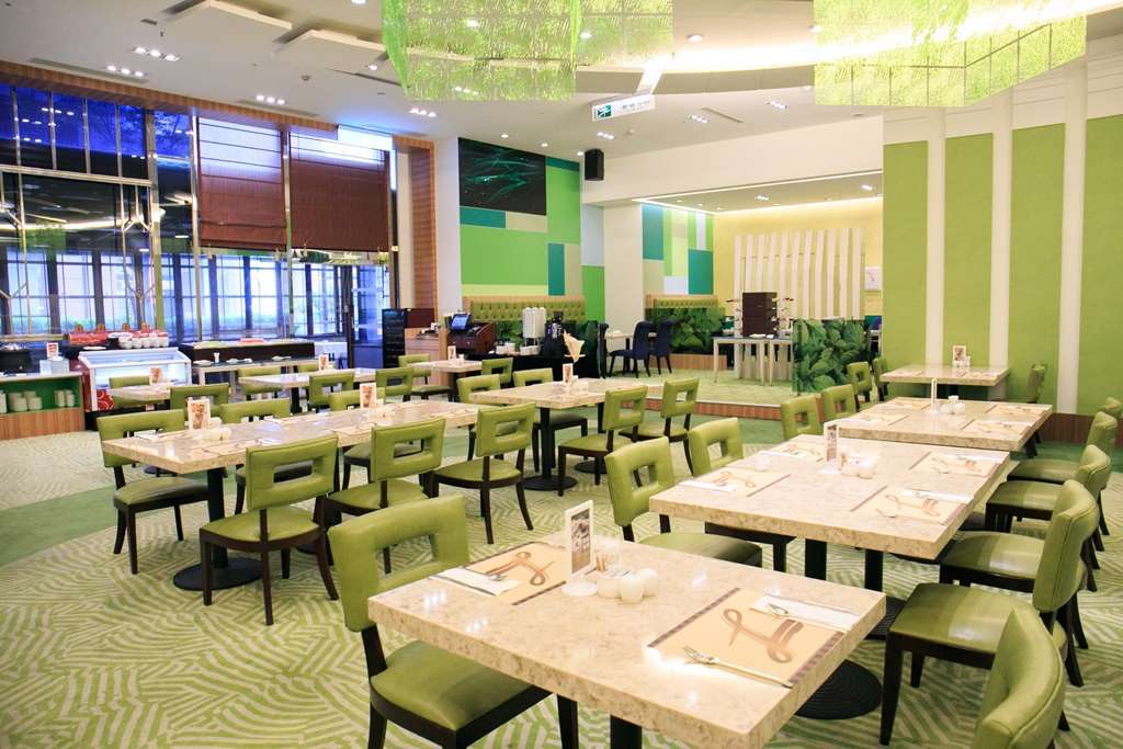 Tayih Landis Hotel Tainan Restaurant photo The interior of a typical buffet restaurant