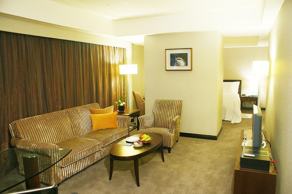 Tayih Landis Hotel Tainan Room photo A living room in a suite