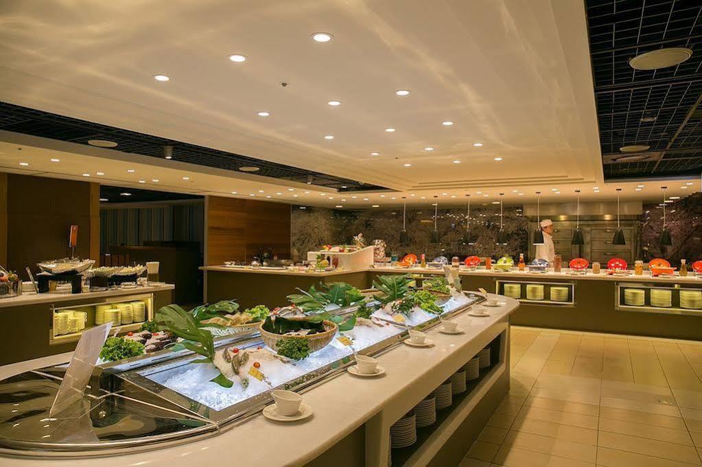 Tayih Landis Hotel Tainan Exterior photo The buffet at the hotel