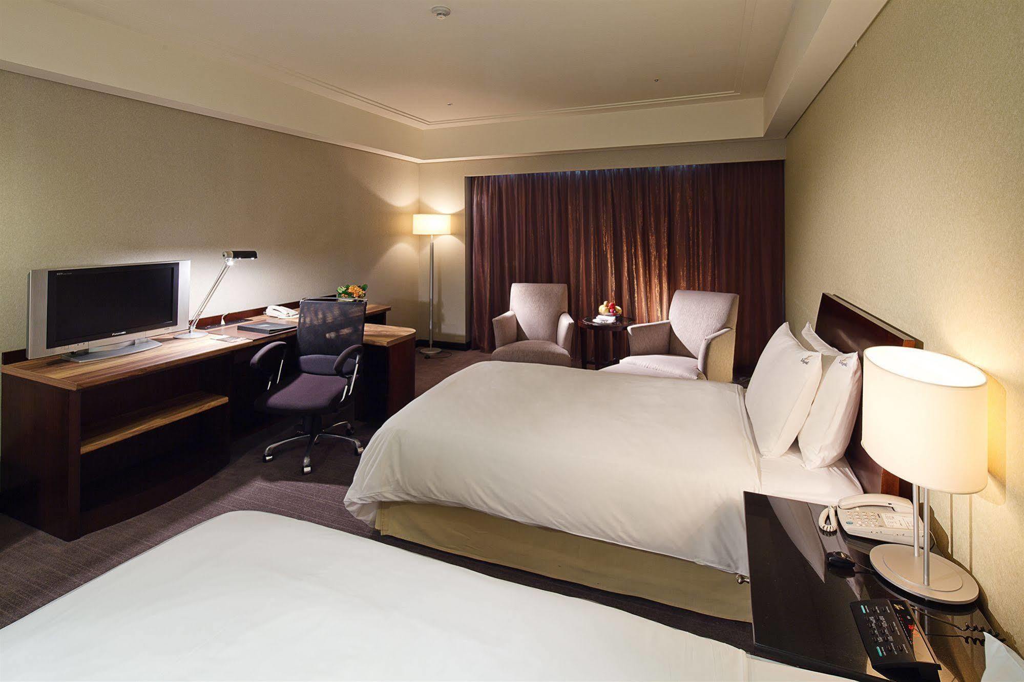 Tayih Landis Hotel Tainan Exterior photo Deluxe room