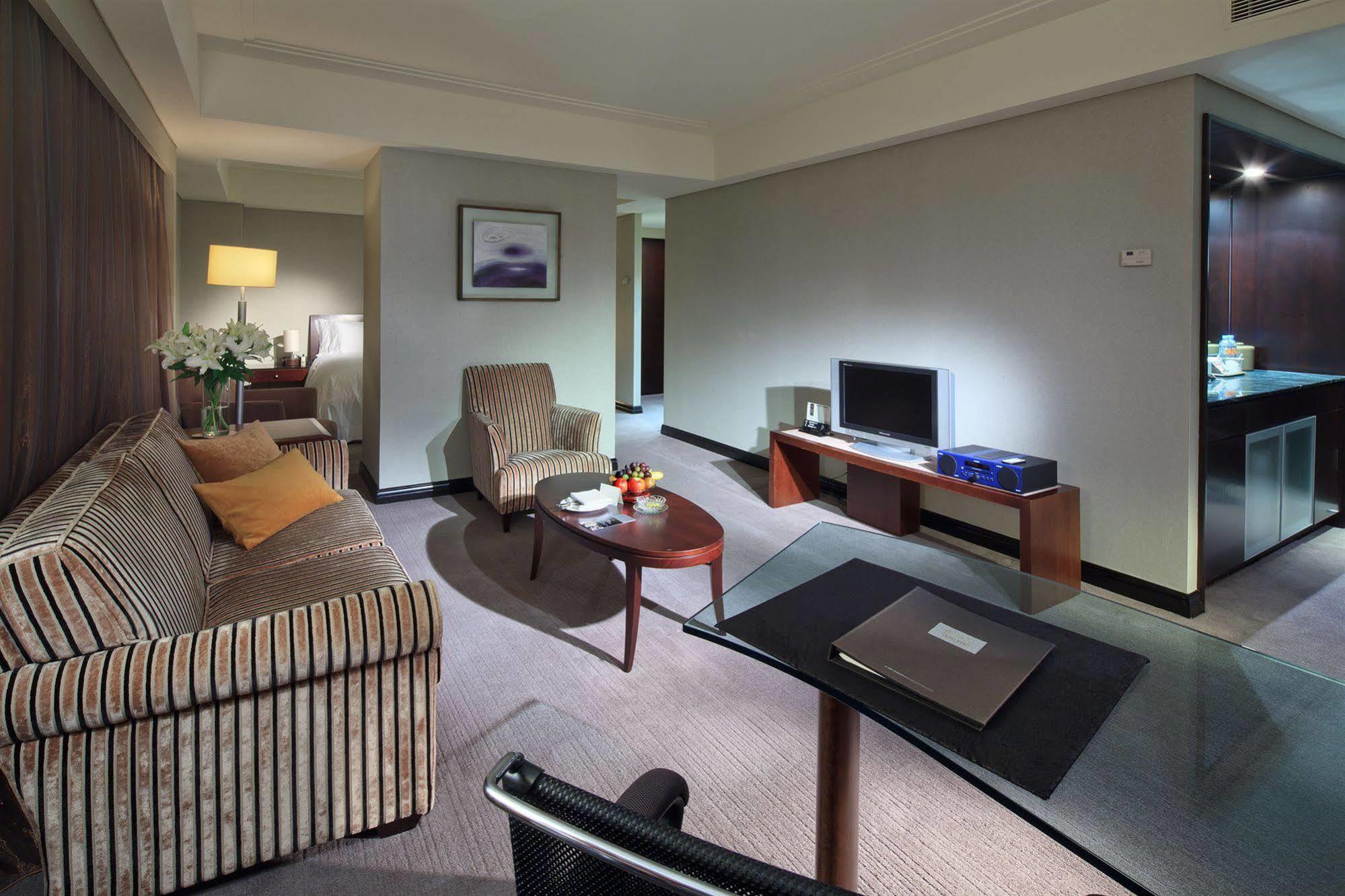 Tayih Landis Hotel Tainan Exterior photo A suite at the hotel