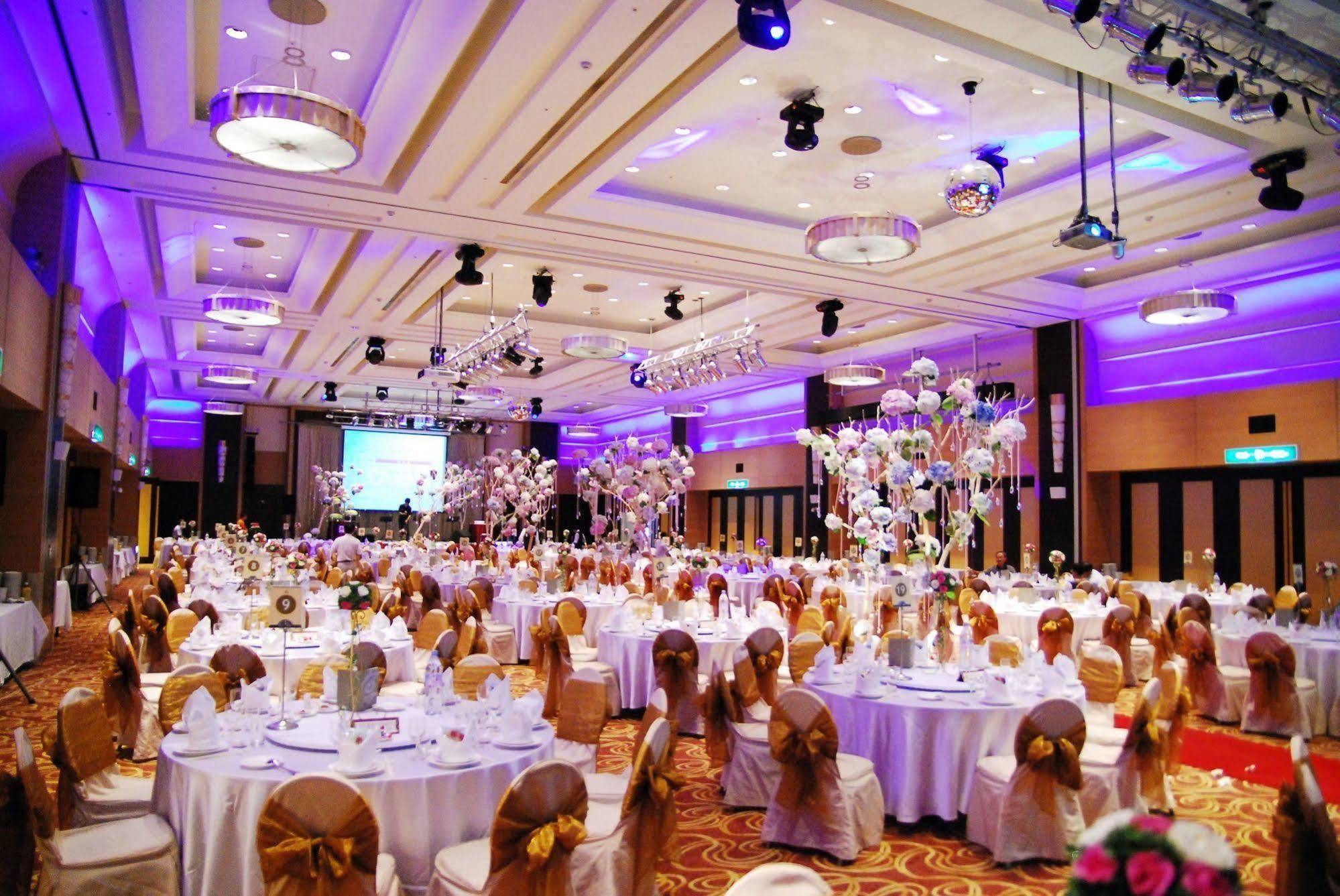 Tayih Landis Hotel Tainan Exterior photo A wedding reception at the Grand Ballroom