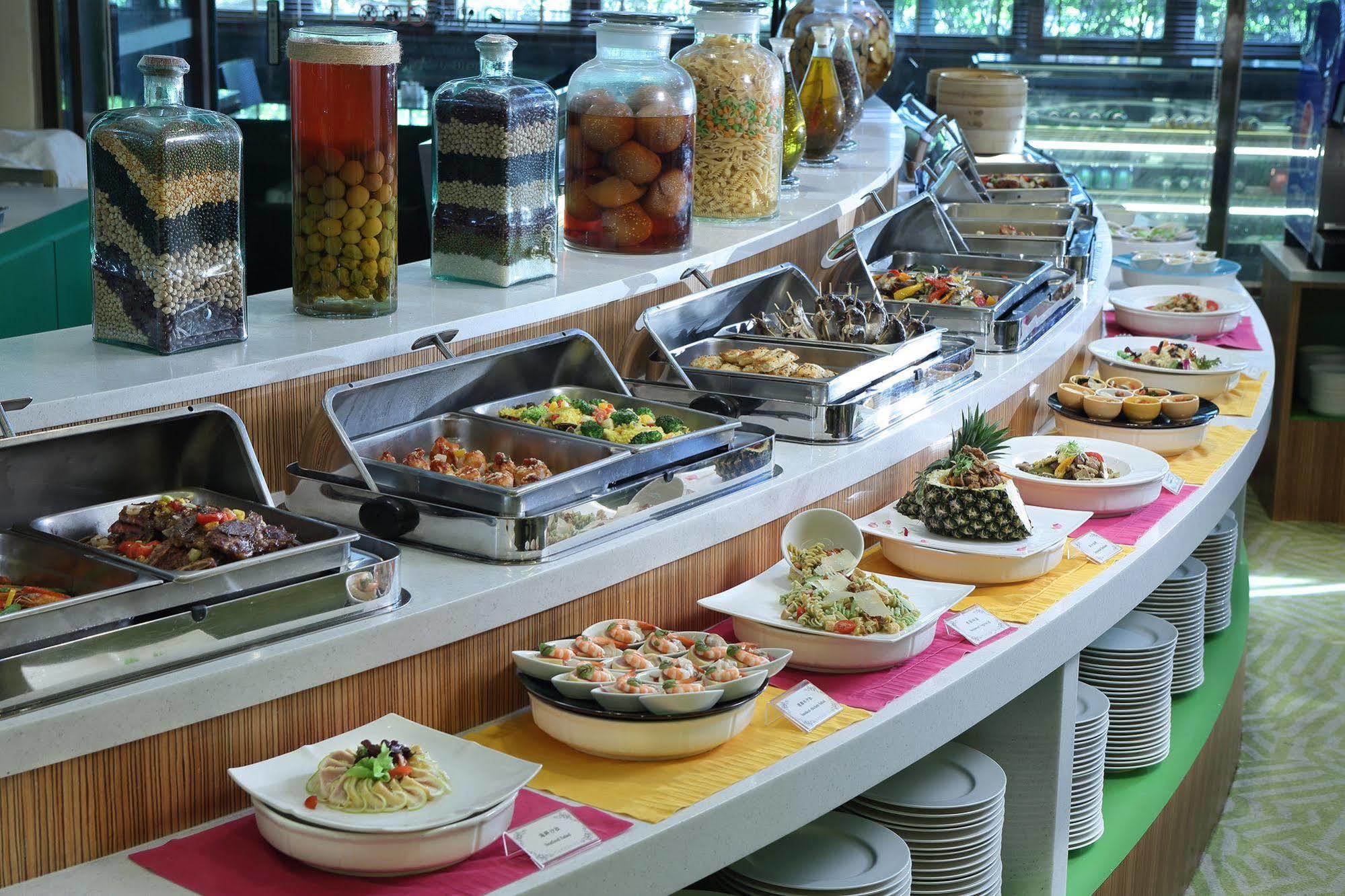 Tayih Landis Hotel Tainan Exterior photo A salad bar
