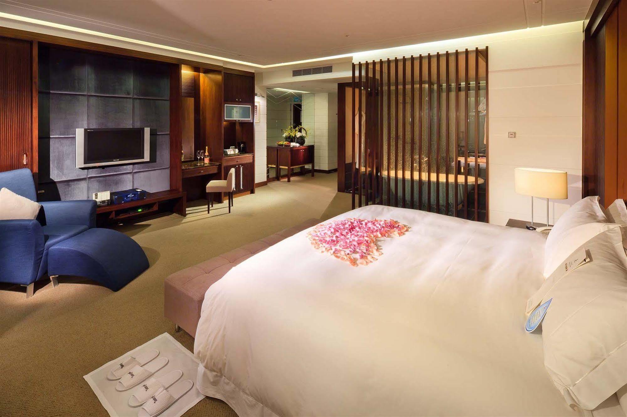 Tayih Landis Hotel Tainan Exterior photo A room at the hotel