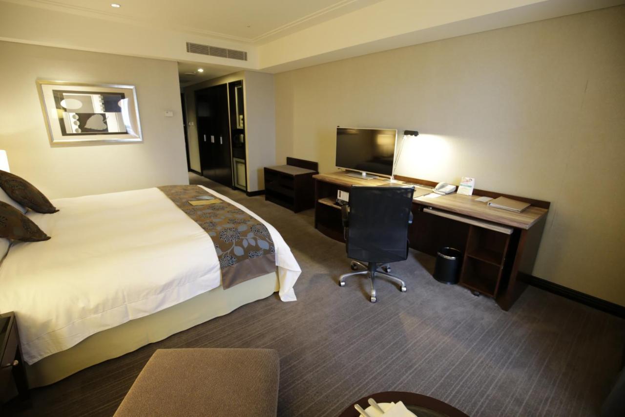 Tayih Landis Hotel Tainan Exterior photo A room at the hotel