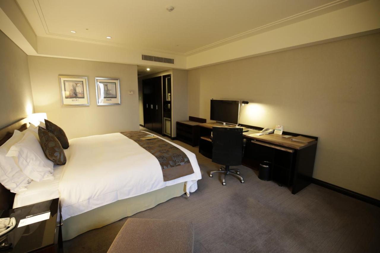 Tayih Landis Hotel Tainan Exterior photo A room at the hotel