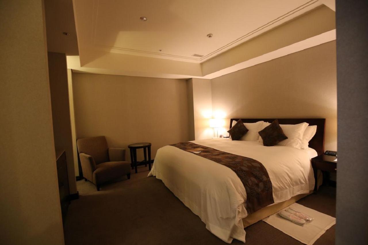 Tayih Landis Hotel Tainan Exterior photo A room at the hotel
